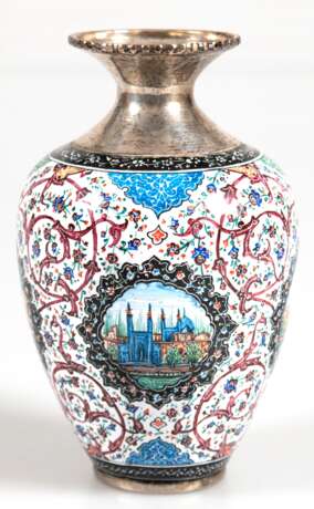 Vase mit Silber-Hals und -Stand (geprüft), gebauchter Korpus vollflächig mit polychromer Emailmalerei, 4 Medaillons mit architektonischen Ansichten, H. 13,5 cm - photo 1