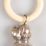 Kinderrassel in Form eines sitzenden Hundes, Silber (geprüft), an hellem Kunststoffring, L. 11 cm - Foto 1