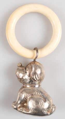 Kinderrassel in Form eines sitzenden Hundes, Silber (geprüft), an hellem Kunststoffring, L. 11 cm - Foto 1