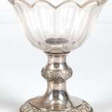 Biedermeier-Aufsatzschale mit Silber-Fuß (geprüft), mit Reliefbändern, blütenförmige Glasschale am Rand best., Ges.-Gew. 482 g, H. 17,5 cm, Dm. 14,5 cm - photo 1