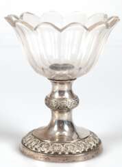 Biedermeier-Aufsatzschale mit Silber-Fuß (geprüft), mit Reliefbändern, blütenförmige Glasschale am Rand best., Ges.-Gew. 482 g, H. 17,5 cm, Dm. 14,5 cm