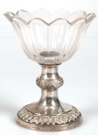 Biedermeier-Aufsatzschale mit Silber-Fuß (geprüft), mit Reliefbändern, blütenförmige Glasschale am Rand best., Ges.-Gew. 482 g, H. 17,5 cm, Dm. 14,5 cm - photo 1