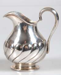 Milchkännchen, 800er Silber, auf rundem Fuß, gebauchter Korpus geschweift gerippt, Gew. 123,4 g, H. 11,5 cm