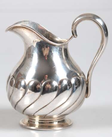 Milchkännchen, 800er Silber, auf rundem Fuß, gebauchter Korpus geschweift gerippt, Gew. 123,4 g, H. 11,5 cm - photo 1