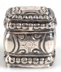 Pillendose, Silber, Holland, punziert, allseitig ornamental reliefiert, Scharnierdeckel, gedellt, Gebrauchspuren, Gew. 29,2 g, 4,5x4,5x3,8 cm