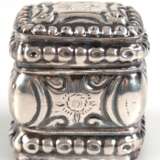 Pillendose, Silber, Holland, punziert, allseitig ornamental reliefiert, Scharnierdeckel, gedellt, Gebrauchspuren, Gew. 29,2 g, 4,5x4,5x3,8 cm - photo 1