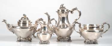Kaffee- und Teekernstück, 4-teilig, Silber, England, London, bestehend aus Kaffeekanne, H. 25 cm, Teekanne, H. 18 cm, Sahnekännchen, H. 16 cm und Zuckerschale, H. 13,5 cm, Kannen mit Blüten als Deckelbekrönung, Ohrenhenk…