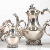 Kaffee- und Teekernstück, 4-teilig, Silber, England, London, bestehend aus Kaffeekanne, H. 25 cm, Teekanne, H. 18 cm, Sahnekännchen, H. 16 cm und Zuckerschale, H. 13,5 cm, Kannen mit Blüten als Deckelbekrönung, Ohrenhenk… - Foto 1
