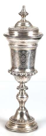 Großer Deckelpokal, 800er Silber, innen vergoldet, runder Fuß mit Reliefrändern innen gefüllt, mit verschlungenem Monogramm und Widmungsgravur "Ehrenpreis....Berlin 1890", Ränder leicht gedellt, H. 40,5 cm… - photo 1