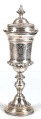 Großer Deckelpokal, 800er Silber, innen vergoldet, runder Fuß mit Reliefrändern innen gefüllt, mit verschlungenem Monogramm und Widmungsgravur &quot;Ehrenpreis....Berlin 1890&quot;, Ränder leicht gedellt, H. 40,5 cm…