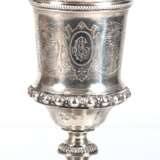 Großer Deckelpokal, 800er Silber, innen vergoldet, runder Fuß mit Reliefrändern innen gefüllt, mit verschlungenem Monogramm und Widmungsgravur "Ehrenpreis....Berlin 1890", Ränder leicht gedellt, H. 40,5 cm… - photo 1