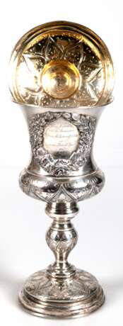 Großer Deckelpokal, 750er Silber, innen vergoldet, runder gewölbter Stand, Balusterschaft, gegliederter Korpus mit Andenkengravur "... zur silbernen Hochzeits-Feier 1870", reiche Ornamentalgravur, Ges.-Gew. 471… - photo 1