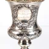 Großer Deckelpokal, 750er Silber, innen vergoldet, runder gewölbter Stand, Balusterschaft, gegliederter Korpus mit Andenkengravur "... zur silbernen Hochzeits-Feier 1870", reiche Ornamentalgravur, Ges.-Gew. 471… - photo 1