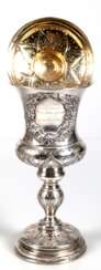 Großer Deckelpokal, 750er Silber, innen vergoldet, runder gewölbter Stand, Balusterschaft, gegliederter Korpus mit Andenkengravur &quot;... zur silbernen Hochzeits-Feier 1870&quot;, reiche Ornamentalgravur, Ges.-Gew. 471…