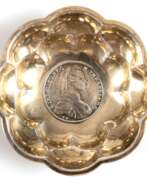 Aperçu. Münzschälchen, 800er Silber, blütenförmig geschweift, im Spiegel Maria-Theresien-Taler 1780, Ges.-Gew. 82,46 g, H. 2,8 cm, Dm. 10,5 cm
