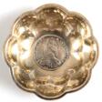 Münzschälchen, 800er Silber, blütenförmig geschweift, im Spiegel Maria-Theresien-Taler 1780, Ges.-Gew. 82,46 g, H. 2,8 cm, Dm. 10,5 cm - Prix ​​des enchères