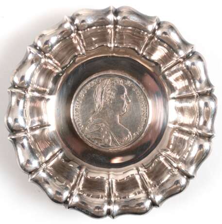 Münzschälchen, 800er Silber, geschweifter Rand vertikal gerippt, im Spiegel Maria-Theresien-Taler 1780, Ges.-Gew. 105,15 g, H. 2,0 cm, Dm. 11 cm - photo 1