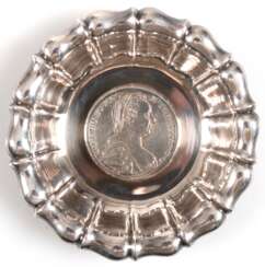 Münzschälchen, 800er Silber, geschweifter Rand vertikal gerippt, im Spiegel Maria-Theresien-Taler 1780, Ges.-Gew. 105,15 g, H. 2,0 cm, Dm. 11 cm