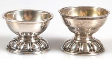 2 Salzschälchen, 830er Silber, Kopenhagen, innen vergoldet, auf rundem, geripptem Fuß, Ges.-Gew. 89,24 g, H. 4,5 cm, Dm. 6,5 cm und H. 5 cm, Dm. 6,5 cm