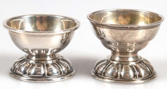 2 Salzschälchen, 830er Silber, Kopenhagen, innen vergoldet, auf rundem, geripptem Fuß, Ges.-Gew. 89,24 g, H. 4,5 cm, Dm. 6,5 cm und H. 5 cm, Dm. 6,5 cm - Foto 1