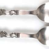 Salatbesteck, 2-teilig, Dänemark, Silber-Griffe mit Rocaillerelief, Laffen aus Edelstahl, L. 19,5 cm und 20 cm - Foto 1