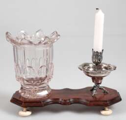 Biedermeier-Tischdeko, Holland Anfang 19. Jh., Silber-Leuchter und Kristallvase auf Mahagoniplatte montiert, 15,5x23x10 cm
