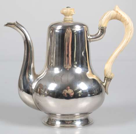 Kaffeekanne, Silber, Wien um 1880, Dianakopfmarke, runder Fuß, gebauchter Korpus mit tief angesetzter Tülle, Ohrenhenkel und Scharnierdeckelbekrönung mit Rissen und Abplatzungen, Ges.-Gew. 619 g, H. 20 cm - photo 1