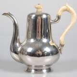 Kaffeekanne, Silber, Wien um 1880, Dianakopfmarke, runder Fuß, gebauchter Korpus mit tief angesetzter Tülle, Ohrenhenkel und Scharnierdeckelbekrönung mit Rissen und Abplatzungen, Ges.-Gew. 619 g, H. 20 cm - photo 1
