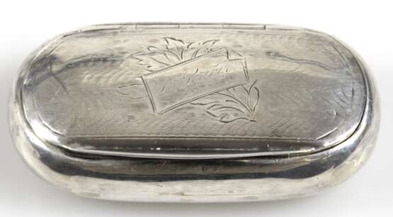 Pillendose, oval, Silber (geprüft), Deckel mit Namensgravur, gedellt, Gebrauchspuren, Gew. 41,9 cm, 2x7,5x4 cm - photo 1