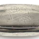 Pillendose, oval, Silber (geprüft), Deckel mit Namensgravur, gedellt, Gebrauchspuren, Gew. 41,9 cm, 2x7,5x4 cm - photo 1