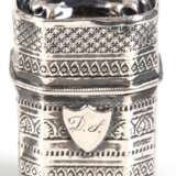 Pillendose, Silber, Holland, punziert, achtkantiger Korpus mit umlaufendem Dekor, monogrammierter Kartusche, reliefierter Scharnierdeckel, Gebrauchspuren, Gew. 17,1 g, 4,7x3x3 cm - photo 1