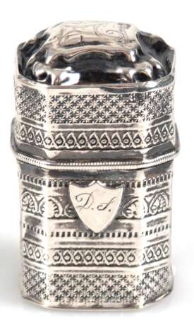 Pillendose, Silber, Holland, punziert, achtkantiger Korpus mit umlaufendem Dekor, monogrammierter Kartusche, reliefierter Scharnierdeckel, Gebrauchspuren, Gew. 17,1 g, 4,7x3x3 cm - photo 1