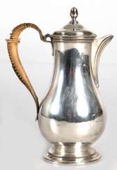 Mokkakanne, Sterlingsilber, England Ende 18. Jh., birnenförmiger Korpus auf rundem Fuß, Scharnierdeckel, Ohrenhenkel mit Bastumwicklung, Perlränder, Korpus im unteren Bereich Delle, Ges.-Gew. 263 g, H. 18,5 cm