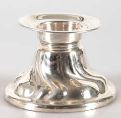 Kerzenleuchter, 835er Silber, runder gefüllter Fuß geschweift gerippt, große Tülle, Rand mit kleiner Delle, H. 8 cm, Dm. 11,5 cm