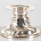 Kerzenleuchter, 835er Silber, runder gefüllter Fuß geschweift gerippt, große Tülle, Rand mit kleiner Delle, H. 8 cm, Dm. 11,5 cm - Foto 1