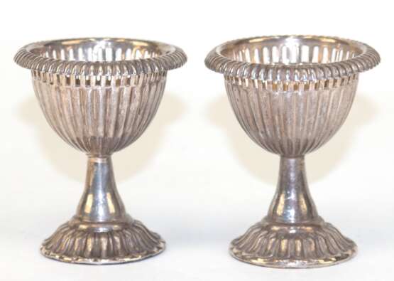 2 Eierbecher, um 1900, versilbert, Rillendekor mit durchbrochenem Rand, H. 6,5 cm - Foto 1