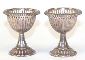2 Eierbecher, um 1900, versilbert, Rillendekor mit durchbrochenem Rand, H. 6,5 cm