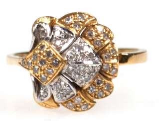 Brillant-Ring, 750er GG/WG, besetzt mit 46 Brillanten von zus. ca. 0,46 ct., Ges.-Gew. 5,1 g, RG 56