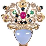 Prunkvolle Brosche/Anhänger in Form eines Blumenstraußes in Vase, 750er GG/WG, ausgefasst mit 50 Brillanten von zus. ca. 0,44 ct., VS-Si, 3 Rubinen von zus. ca. 3,57 ct., 9 Saphiren von zus. ca. 1,85 ct., 2 Smaragden von… - photo 1