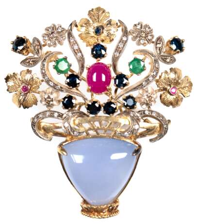Prunkvolle Brosche/Anhänger in Form eines Blumenstraußes in Vase, 750er GG/WG, ausgefasst mit 50 Brillanten von zus. ca. 0,44 ct., VS-Si, 3 Rubinen von zus. ca. 3,57 ct., 9 Saphiren von zus. ca. 1,85 ct., 2 Smaragden von… - photo 1