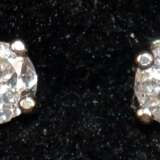 Brillant-Ohrstecker, 585er WG, besetzt mit 2 Brillanten von zus 0,22 ct. in Krappenfassung, Ges-Gew. 1,0 g - Foto 1