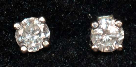 Brillant-Ohrstecker, 585er WG, besetzt mit 2 Brillanten von zus 0,22 ct. in Krappenfassung, Ges-Gew. 1,0 g - Foto 1