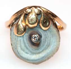 Ring, 750er GG, ausgefasst mit Chalcedondruse, besetzt mit 1 kleinen Diamanten, Ges.-Gew. 6,71 g, RG 55