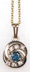 Brillant-Saphir-Anhänger an Kette, 585er GG, besetzt mit 6 Brillanten von zus. ca. 0,18 ct. und 1 rund facettierten Saphir, Anhänger-L. mit Öse 2,0 cm, Ketten-L. 49 cm