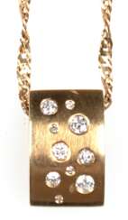 Brillant-Anhänger an Kette, 585er GG, besetzt mit 10 Brillanten von zus. ca. 0,28 ct., L. 1,6 cm, gedrehte Kette L. 45 cm, Ges.-Gew. 6,61 g