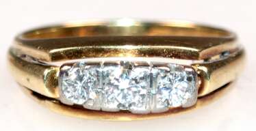 Brillant-Ring, 585er GG/WG, in Reihe besetzt mit 3 Brillanten von zus. ca. 0,36 ct., Ges.-Gew. 5,34 g, RG 56