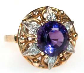 Amethyst-Brillant-Ring, ausgefasst mit 1 rund facettierten Amethyst und 6 Brillanten von zus. ca. 0,06 ct., Ges.-Gew. 4,6 g, RG 49