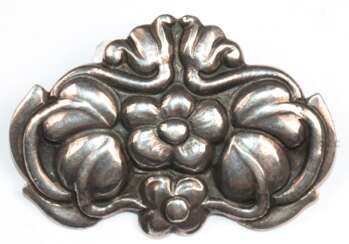 Brosche, 826er Silber, um 1900, floral reliefiert, Hakenschließe, Gew. 16,9 g, L. 6,1 cm
