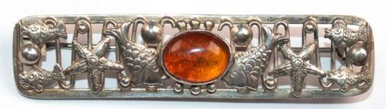 Bernstein-Brosche, Fischland, 835er Silber, rechteckig, durchbrochen gearbeitet mit maritimen Elementen, mittig ovaler Bernsteincabochon, Ges.-Gew. 9,18 g, 6,2x1,4 cm - Foto 1
