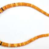 Bernstein-Collier aus verschiedenfarbigen Gliedern, Ges.-Gew. 25,3 g, L. ca. 47 cm - Foto 1